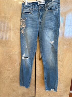 Embroidered Distressed Blue Women's Jeans by Abercrombie and Fitch Size 28/6
